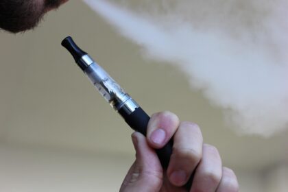 lindsayfox e cigarette 1301664 1280